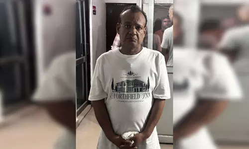 नकली राजदूत गिरफ्तार, इतना कैश बरामद, VIDEO नकली राजदूत गिरफ्तार, इतना कैश बरामद, VIDEO