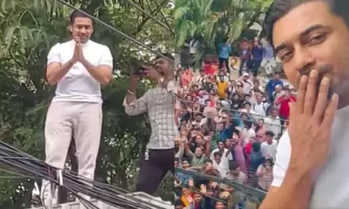 सूर्या ने 50वें जन्मदिन पर चेन्नई घर के बाहर फैंस के साथ सेल्फी की सूर्या ने 50वें जन्मदिन पर चेन्नई घर के बाहर फैंस के साथ सेल्फी की