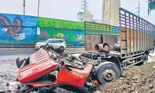 ट्रक दुर्घटना में दो की मौत, पुलिस जांच में ड्राइवर की झपकी पर संदेह ट्रक दुर्घटना में दो की मौत, पुलिस जांच में ड्राइवर की झपकी पर संदेह