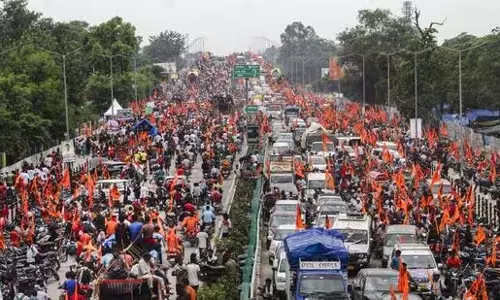 कांवड़ यात्रा की भीड़ के कारण दिल्ली में भारी यातायात जाम कांवड़ यात्रा की भीड़ के कारण दिल्ली में भारी यातायात जाम