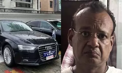 Ghaziabad : फर्जी दूतावास का भंडाफोड़, फैंसी राजनयिक कारें जब्त Ghaziabad : फर्जी दूतावास का भंडाफोड़, फैंसी राजनयिक कारें जब्त