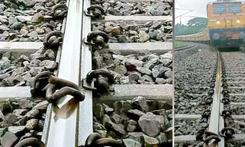 Kerala : ओट्टापलम में रेलवे ट्रैक पर लोहे की क्लिप Kerala : ओट्टापलम में रेलवे ट्रैक पर लोहे की क्लिप