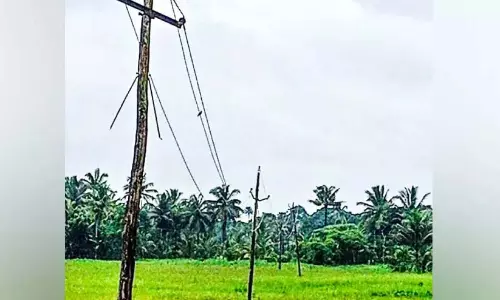 Kerala : अधिकारी खतरनाक बिजली के तारों को हटाने में विफल रहे Kerala : अधिकारी खतरनाक बिजली के तारों को हटाने में विफल रहे