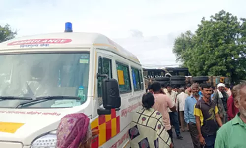 ट्रक और बस की टक्कर में दो की मौत, 25 गंभीर रूप से घायल ट्रक और बस की टक्कर में दो की मौत, 25 गंभीर रूप से घायल