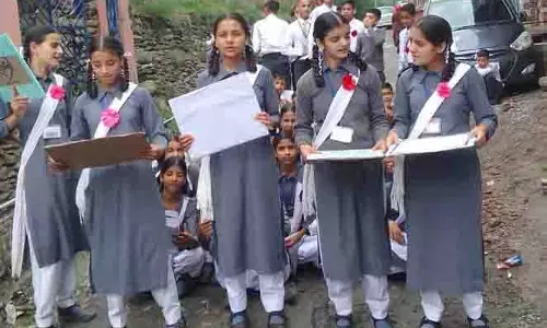 Bharmour के आदिवासी छात्रों ने शिक्षा की मांग को लेकर सड़क जाम की