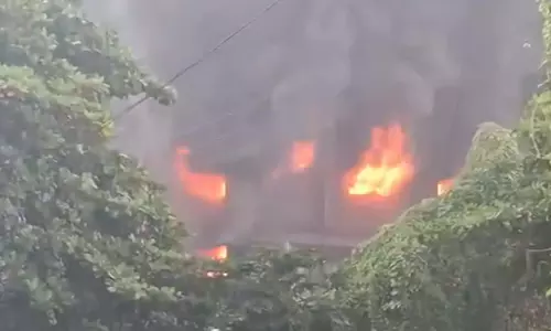 Thane : डोंबिवली में गारमेंट कंपनी में भीषण आग लगी; अग्निशमन प्रयास जारी Thane : डोंबिवली में गारमेंट कंपनी में भीषण आग लगी; अग्निशमन प्रयास जारी