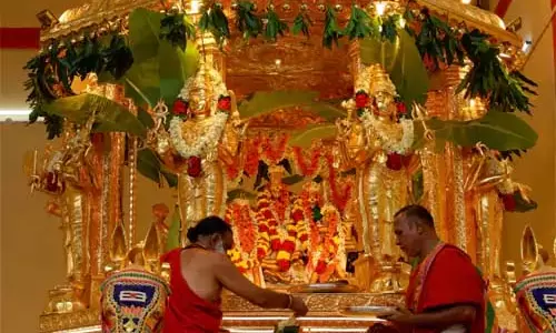 श्री भ्रमरम्बा मल्लिकार्जुन स्वामी वार के लिए एक भव्य स्वर्ण रथ उत्सव का आयोजन किया
