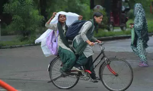 Chandigarh: ट्राईसिटी में रुक-रुक कर हो रही बारिश से मौसम सुहावना बना हुआ