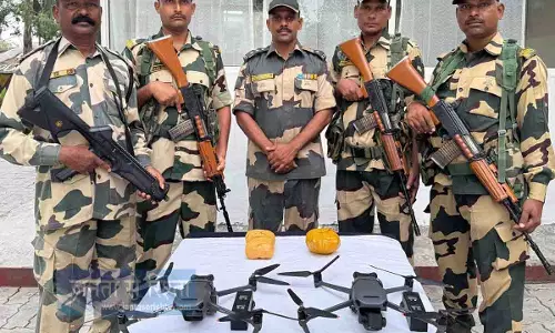 BSF ने अमृतसर में हेरोइन ले जा रहे दो पाकिस्तानी ड्रोन रोके BSF ने अमृतसर में हेरोइन ले जा रहे दो पाकिस्तानी ड्रोन रोके