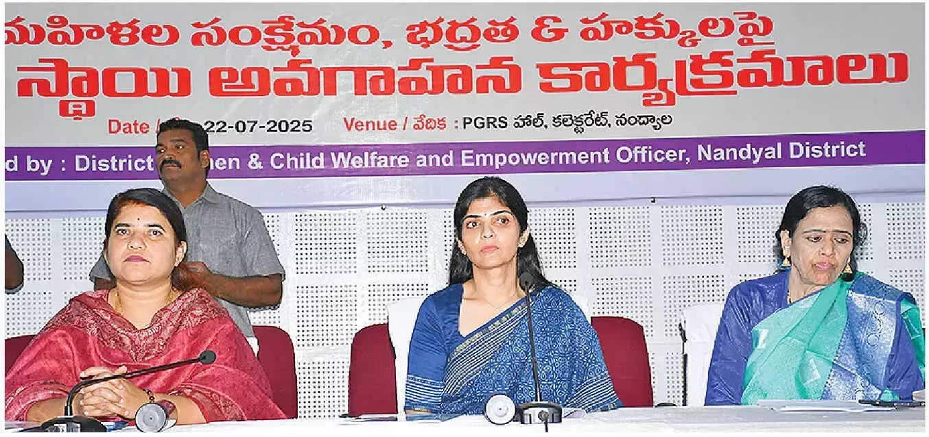 Andhra: महिला पैनल प्रमुख ने कानूनी जागरूकता के महत्व पर ज़ोर दिया Andhra: महिला पैनल प्रमुख ने कानूनी जागरूकता के महत्व पर ज़ोर दिया