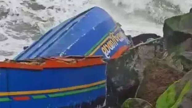 Kerala : नाव के टेट्रापोड से टकराने से छह मछुआरे घायल Kerala : नाव के टेट्रापोड से टकराने से छह मछुआरे घायल