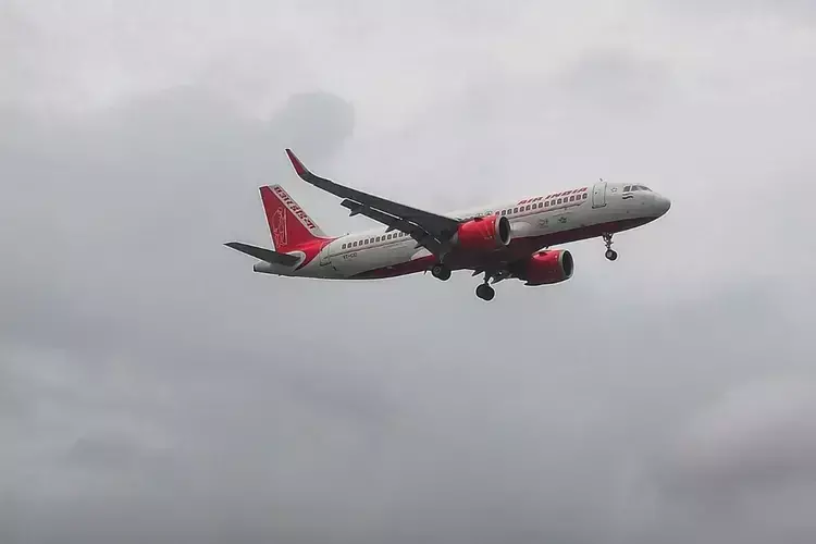 तकनीकी खराबी के कारण एयर इंडिया एक्सप्रेस का विमान कालीकट वापस लौटा तकनीकी खराबी के कारण एयर इंडिया एक्सप्रेस का विमान कालीकट वापस लौटा