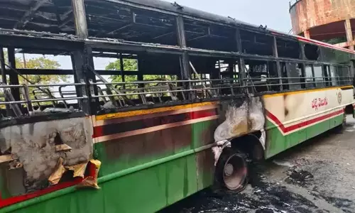 नलगोंडा में अज्ञात बदमाशों ने TGSRTC बस में आग लगा दी