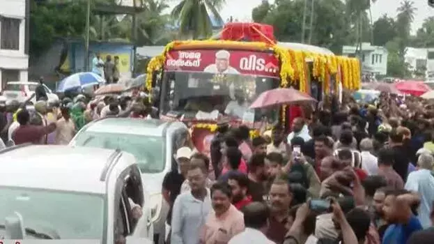 Kerala: अलप्पुझा में पहुंची वीएस की अंतिम यात्रा, जनसैलाब ने दी विदाई