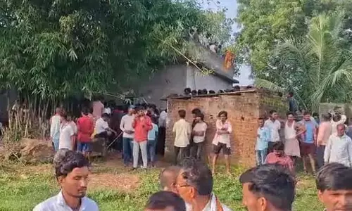 प्रेमिका के घर लटका मिला युवक का शव, परिजनों ने लगाया हत्या का आरोप प्रेमिका के घर लटका मिला युवक का शव, परिजनों ने लगाया हत्या का आरोप