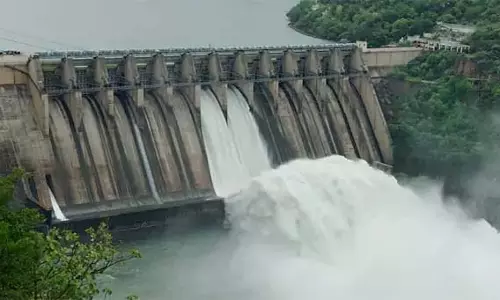 Andhra : श्रीशैलम जलाशय में बाढ़ जारी पानी छोड़ने के लिए दो गेट खोले गए