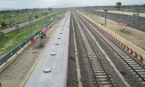 बढ़ेगी माल और यात्री गाड़ियों की क्षमता, रेलवे नेटवर्क होगा और मज़बूत
