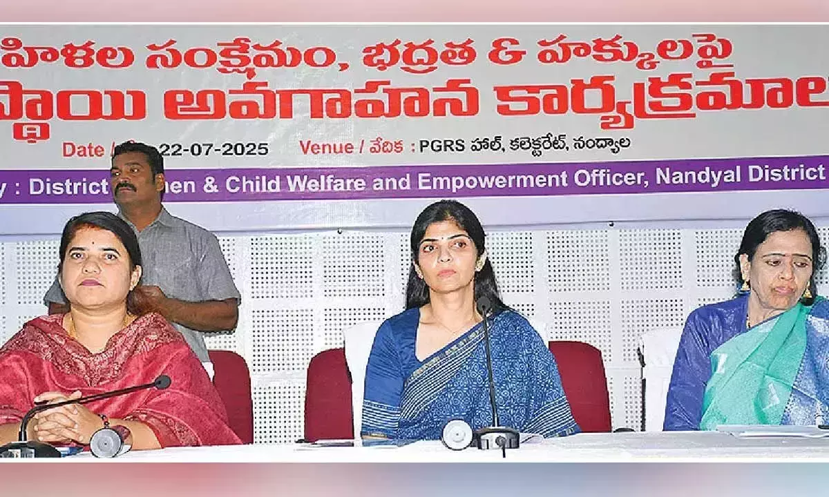 Andhra: महिला पैनल प्रमुख ने कानूनी जागरूकता के महत्व पर ज़ोर दिया Andhra: महिला पैनल प्रमुख ने कानूनी जागरूकता के महत्व पर ज़ोर दिया