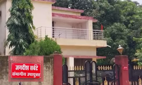 BREAKING: मां के नाम पर निकलीं 10 संपत्तियाँ, आरोपी के खिलाफ भ्रष्टाचार का केस दर्ज BREAKING: मां के नाम पर निकलीं 10 संपत्तियाँ, आरोपी के खिलाफ भ्रष्टाचार का केस दर्ज