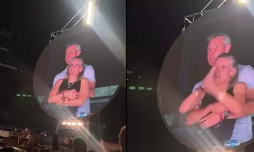 Coldplay विवाद में फंसे खगोलशास्त्री मानव संसाधन प्रमुख का बोस्टन ब्राह्मणों से संबंध