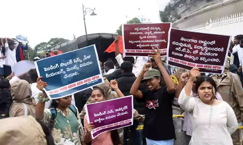 Hyderabad: शिक्षा क्षेत्र में लंबित मुद्दों को लेकर छात्रों के विरोध प्रदर्शन से सचिवालय में तनाव बढ़ा Hyderabad: शिक्षा क्षेत्र में लंबित मुद्दों को लेकर छात्रों के विरोध प्रदर्शन से सचिवालय में तनाव बढ़ा