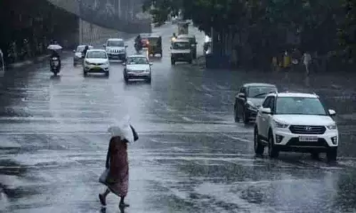 Hyderabad में बारिश के कारण फुटपाथ पर रहने वालों को आश्रय के लिए संघर्ष करना पड़ रहा