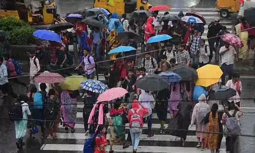 Hyderabad के पुराने शहर में लगातार बारिश से सामान्य जनजीवन अस्त-व्यस्त Hyderabad के पुराने शहर में लगातार बारिश से सामान्य जनजीवन अस्त-व्यस्त