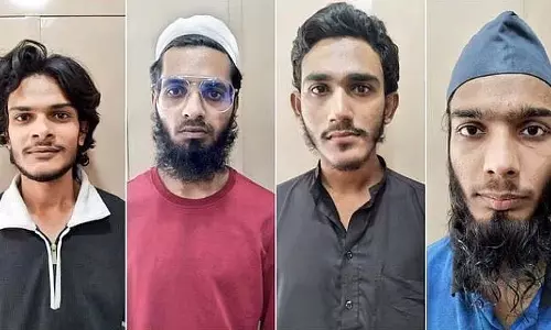 Gujarat : एटीएस ने अलकायदा से जुड़े चार आतंकियों को दबोचा, जांच जारी Gujarat : एटीएस ने अलकायदा से जुड़े चार आतंकियों को दबोचा, जांच जारी