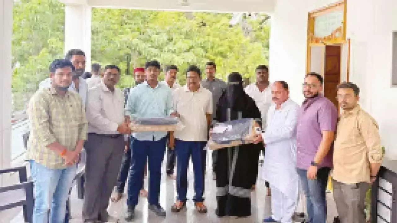 EAPCET के शीर्ष रैंकर्स को JPNCE से मुफ्त लैपटॉप मिलते हैं EAPCET के शीर्ष रैंकर्स को JPNCE से मुफ्त लैपटॉप मिलते हैं
