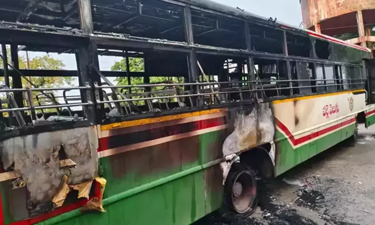 Telangana: नलगोंडा जिले में अज्ञात लोगों ने बस में आग लगा दी Telangana: नलगोंडा जिले में अज्ञात लोगों ने बस में आग लगा दी