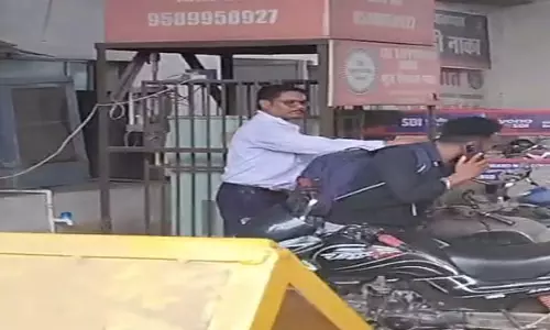 रायपुर में ट्रैफिक पुलिस की दबंगई! इमरजेंसी ड्यूटी जा रहे युवक से की धक्का-मुक्की