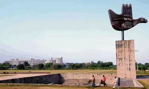 कैट ने Chandigarh के सरकारी कॉलेज के व्याख्याताओं की सेवाएं समाप्त करने पर रोक लगाई कैट ने Chandigarh के सरकारी कॉलेज के व्याख्याताओं की सेवाएं समाप्त करने पर रोक लगाई