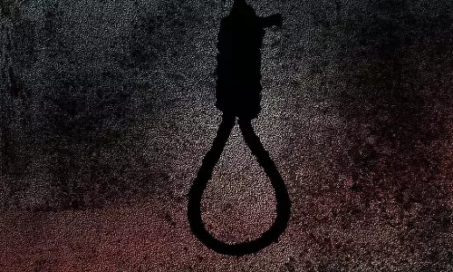महिला डॉक्टर घर पर फंदे से लटकी मिली; मौत का कारण अभी अस्पष्ट महिला डॉक्टर घर पर फंदे से लटकी मिली; मौत का कारण अभी अस्पष्ट