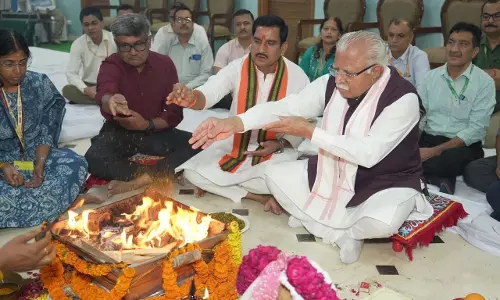 आवासन मंत्रालय के नए कार्यालय की पूजा में शामिल हुए मनोहर लाल और तोखन साहू