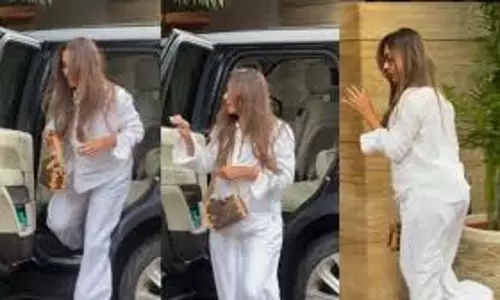 कार से उतरते ही मलाइका की व्हाइट को-ऑर्ड ड्रेस ने लूटी लाइमलाइट कार से उतरते ही मलाइका की व्हाइट को-ऑर्ड ड्रेस ने लूटी लाइमलाइट