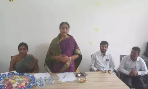 छात्रों को कॉस्मेटिक शुल्क का भुगतान करना चाहिए: विधायक सुनीता लक्ष्मा रेड्डी