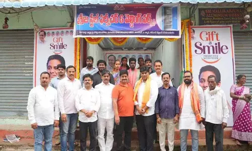 तेलंगाना खाद्य निगम के पूर्व अध्यक्ष ने एक जरूरतमंद परिवार की मदद की तेलंगाना खाद्य निगम के पूर्व अध्यक्ष ने एक जरूरतमंद परिवार की मदद की