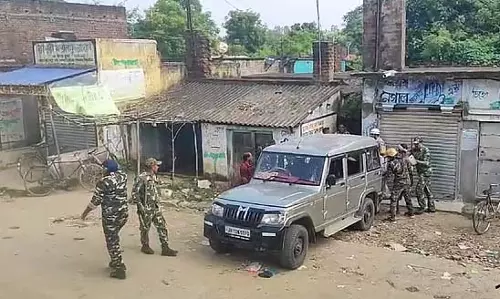 युवक की रहस्यमय मौत पर स्थानीय लोगों का प्रदर्शन, पुलिस ने किया लाठीचार्ज