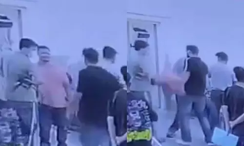 Srinagar: डॉक्टर से मारपीट के विरोध में स्वास्थ्य कर्मियों का प्रदर्शन Srinagar: डॉक्टर से मारपीट के विरोध में स्वास्थ्य कर्मियों का प्रदर्शन