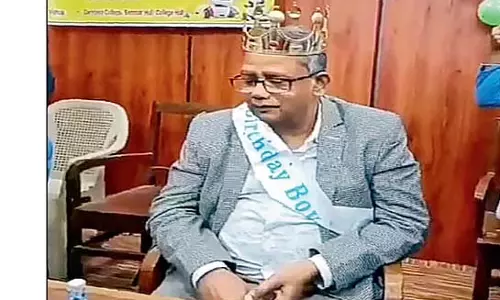 कॉलेज में प्रिंसिपल का जन्मदिन मनाने को लेकर विवाद कॉलेज में प्रिंसिपल का जन्मदिन मनाने को लेकर विवाद