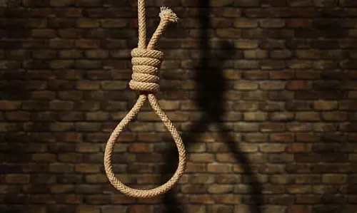 पेड़ से लटके प्रेमी युगल, पुलिस ने बचाई जान