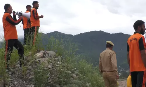 जम्मू-कश्मीर: पुंछ नदी का जलस्तर बढ़ने के बाद SDRF के जवान तैनात जम्मू-कश्मीर: पुंछ नदी का जलस्तर बढ़ने के बाद SDRF के जवान तैनात