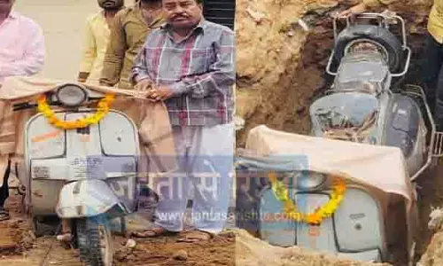 सवारी से सम्मान तक: Gujarati Singer ने पारिवारिक स्कूटर की याद में बनवाया स्मारक