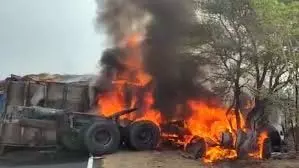 Bihar: दो ट्रकों की भीषण टक्कर में जिंदा जले तीन लोग Bihar: दो ट्रकों की भीषण टक्कर में जिंदा जले तीन लोग