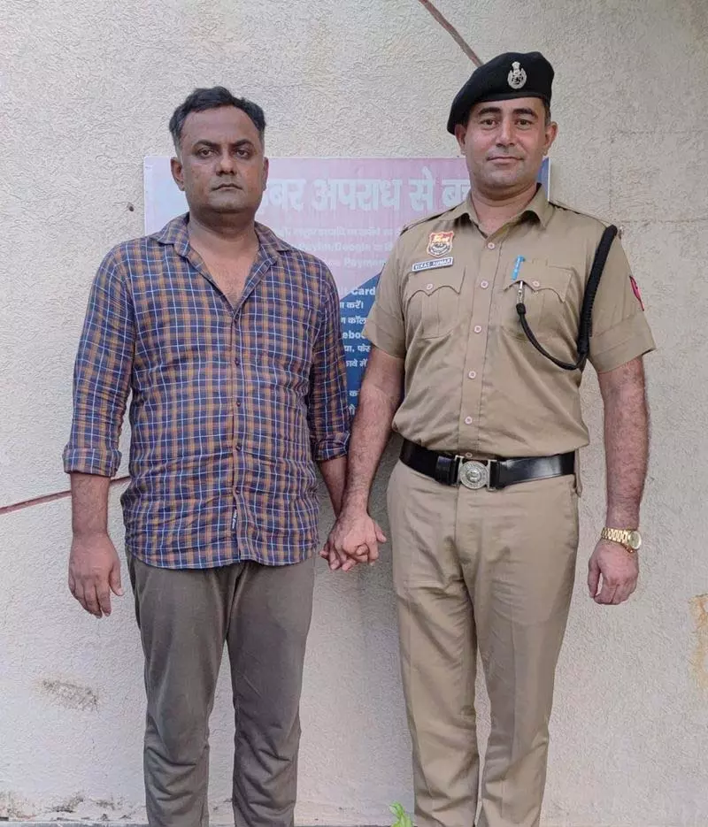 फर्जी सरकारी वेबसाइट चलाने के आरोप में व्यक्ति गिरफ्तार फर्जी सरकारी वेबसाइट चलाने के आरोप में व्यक्ति गिरफ्तार
