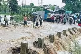 Maharashtra: बाढ़ के तेज बहाव में फंसा ग्राम सेवक, 4 घंटे पेड़ पर लटका रहा Maharashtra: बाढ़ के तेज बहाव में फंसा ग्राम सेवक, 4 घंटे पेड़ पर लटका रहा
