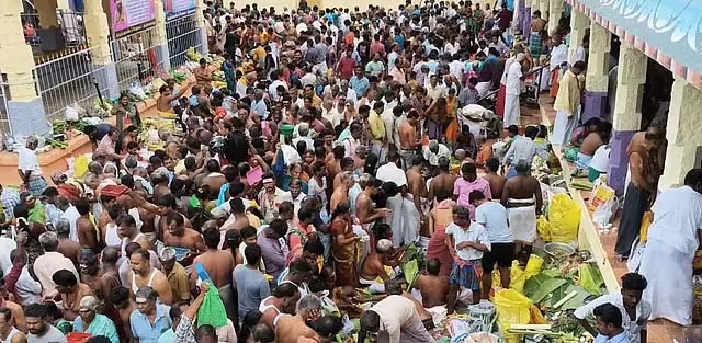 आदि अमावस्या: लोग पूर्वजों को तर्पण देने के लिए तिरुचेंदूर समुद्र तट पर एकत्रित होते है आदि अमावस्या: लोग पूर्वजों को तर्पण देने के लिए तिरुचेंदूर समुद्र तट पर एकत्रित होते है