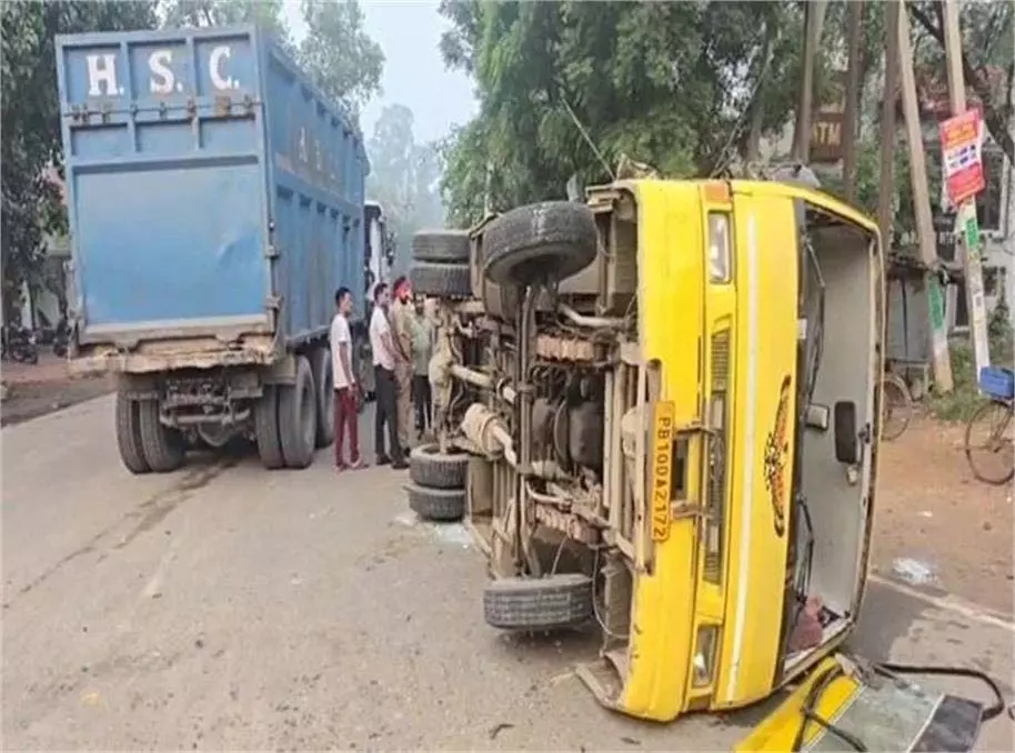 Punjab: भीषड़ हादसा,यात्रियों से भरी बस पलटी,फैक्ट्री कर्मचारी घायल Punjab: भीषड़ हादसा,यात्रियों से भरी बस पलटी,फैक्ट्री कर्मचारी घायल