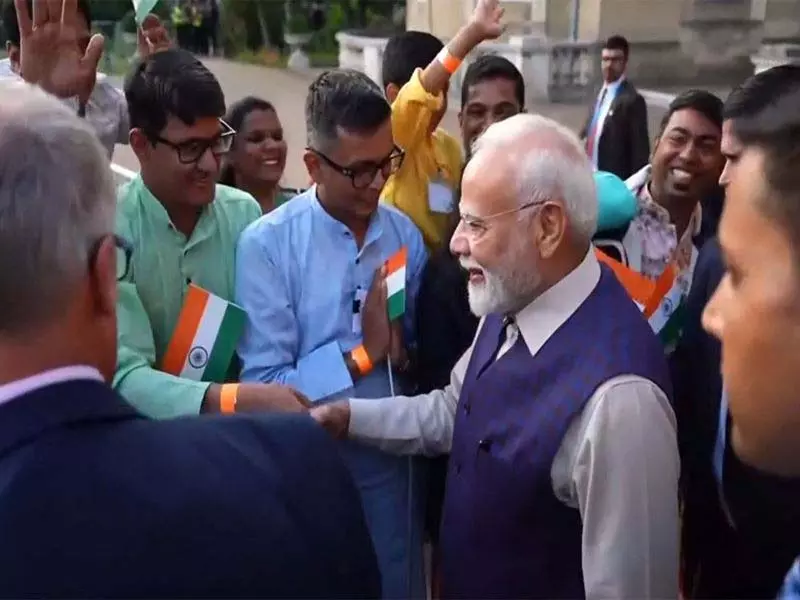 लंदन में प्रधानमंत्री मोदी का भारतीय प्रवासियों ने स्वागत किया लंदन में प्रधानमंत्री मोदी का भारतीय प्रवासियों ने स्वागत किया