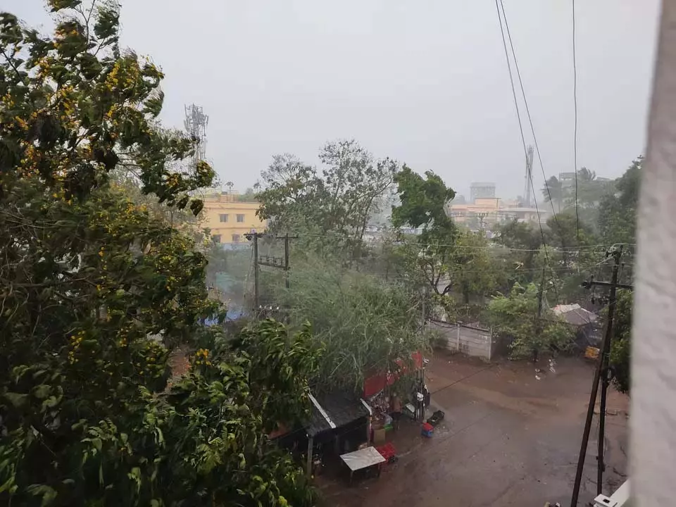बंगाल की खाड़ी के ऊपर कम दबाव का क्षेत्र बनने से ओडिशा में 27 जुलाई तक भारी बारिश की संभावना बंगाल की खाड़ी के ऊपर कम दबाव का क्षेत्र बनने से ओडिशा में 27 जुलाई तक भारी बारिश की संभावना